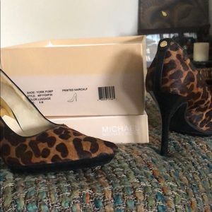 Michael Kore York Pump Printed Haircalf